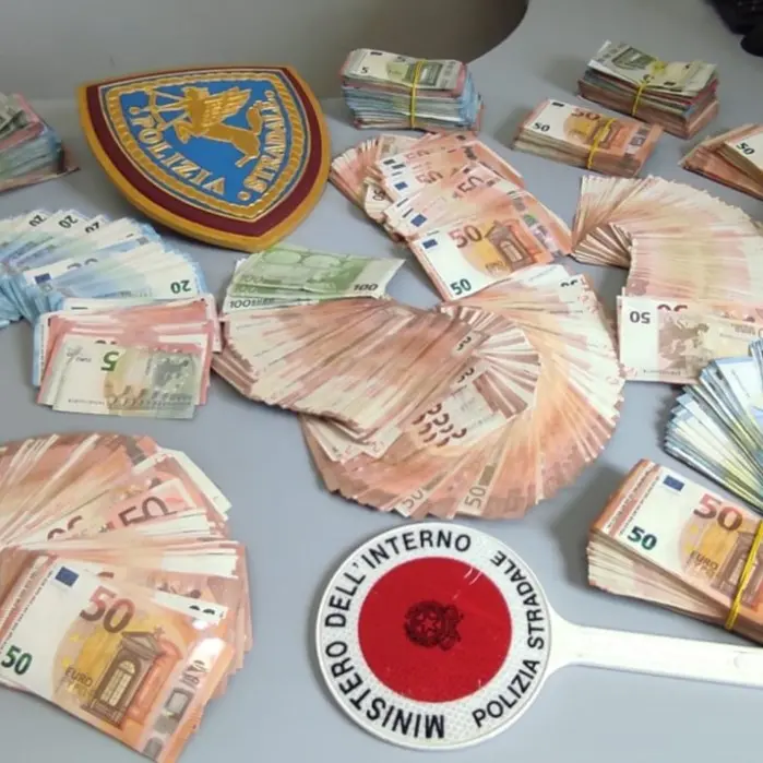 Cosenza, fermato dalla polizia in autostrada con 135mila euro in contanti