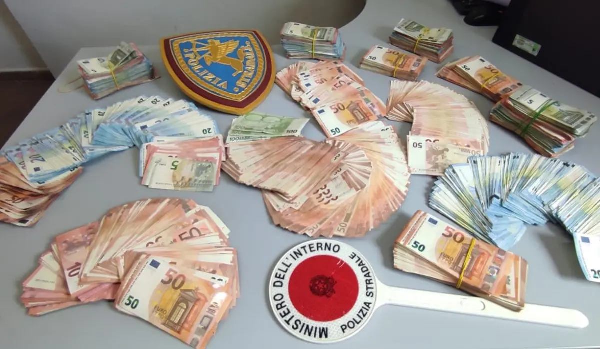 Cosenza, fermato dalla polizia in autostrada con 135mila euro in contanti