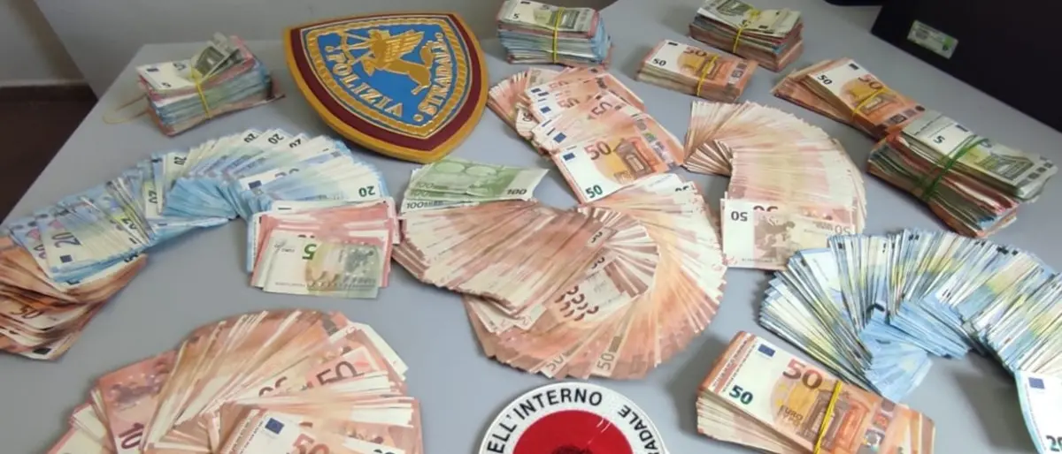 Cosenza, fermato dalla polizia in autostrada con 135mila euro in contanti