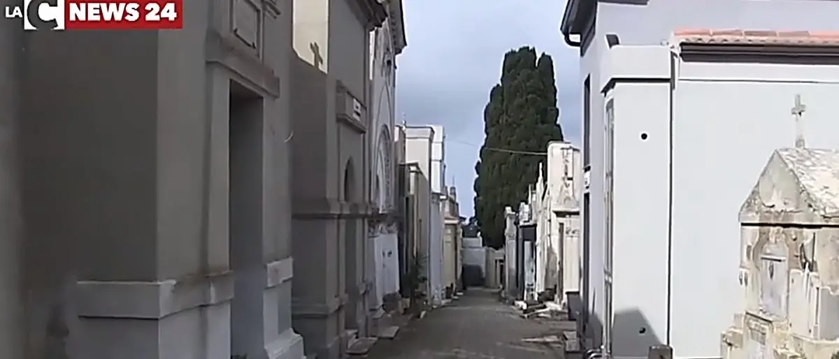 Vibo, bare e resti umani in camere mortuarie inutilizzate: nuovi sequestri al cimitero
