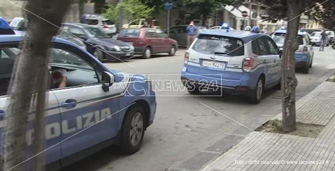 Cosenza, lo aggrediscono e gli rubano il furgone: rintracciato e arrestato uno dei due rapinatori