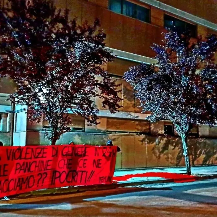 Cosenza, attiviste di Fem.in contro la questura: «Sulla tutela delle donne il trionfo della ipocrisia»