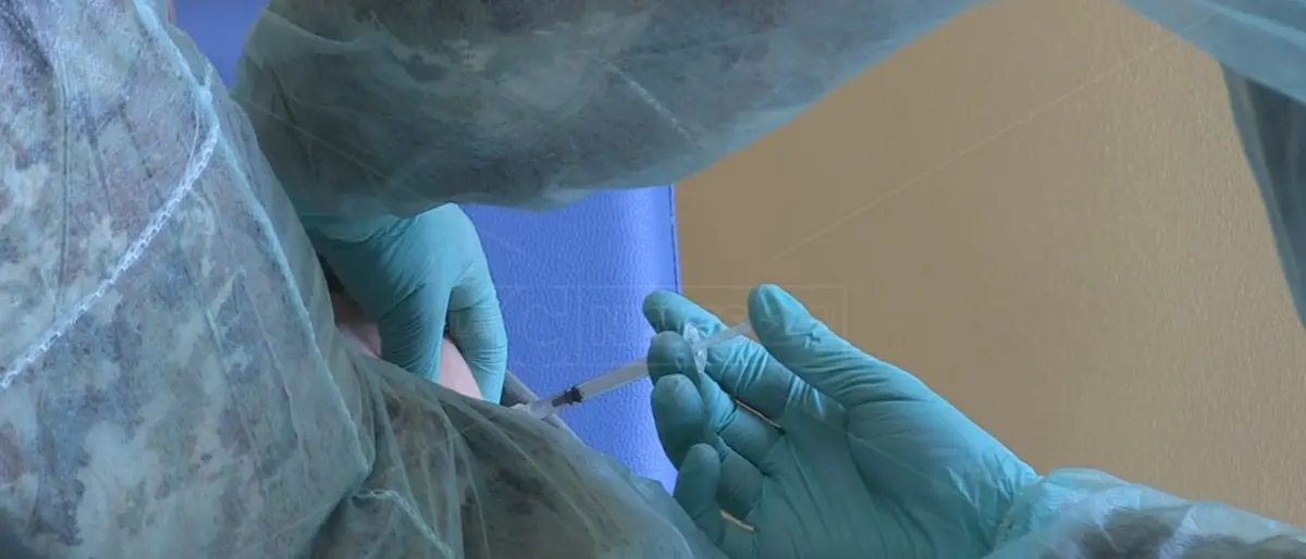 Caos vaccini AstraZeneca, nel Cosentino medici prudenti: solo per gli over 60