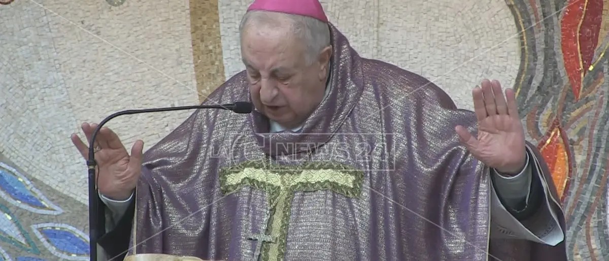 Doppi auguri a Monsignor Nunnari: è in ripresa dopo il Covid e spegne 82 candeline