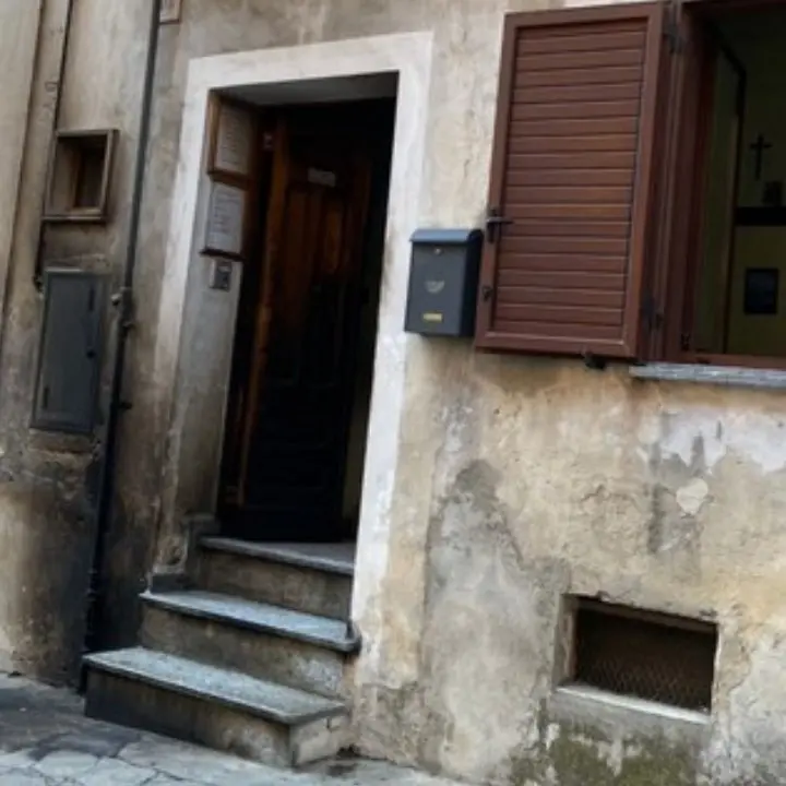 Cassano Ionio, intimidazione a un consigliere: in fiamme il portone del suo studio commerciale