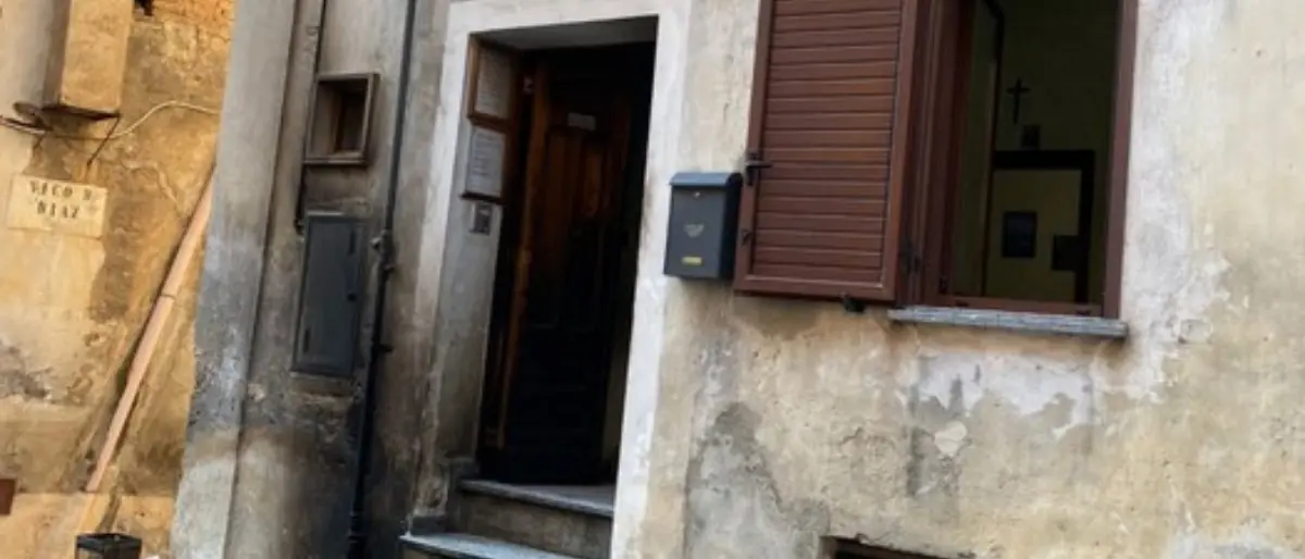 Cassano Ionio, intimidazione a un consigliere: in fiamme il portone del suo studio commerciale
