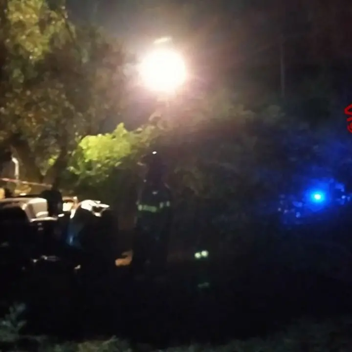 Tragico incidente a Borgia: si ribalta col trattore in un terreno scosceso e muore