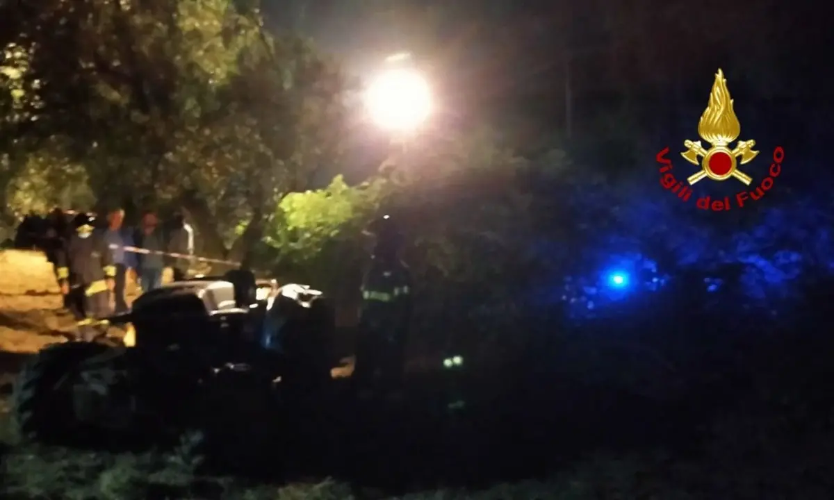 Tragico incidente a Borgia: si ribalta col trattore in un terreno scosceso e muore