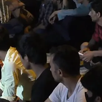 Nuovo sbarco di migranti a Crotone, in 72 approdano al porto: 25 sono minori