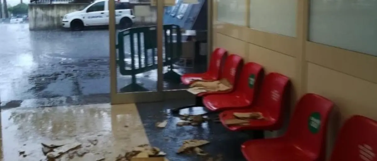 Ospedale di Locri, a causa del temporale cede il controsoffitto del pronto soccorso