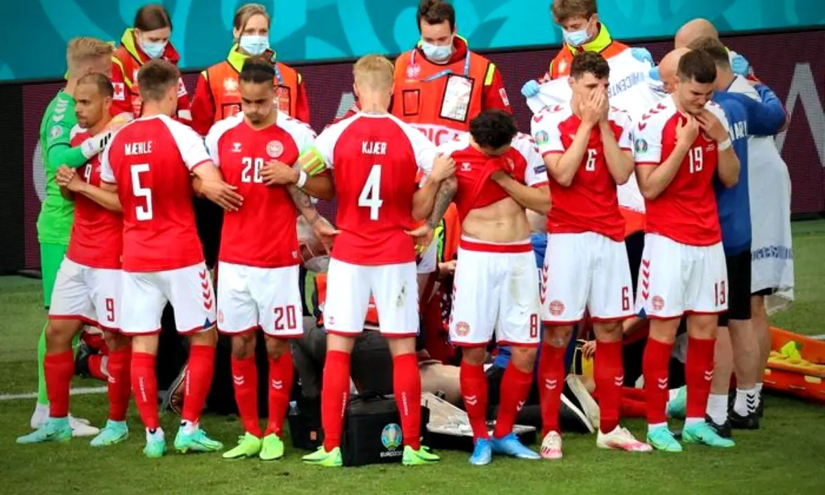 Europei, la foto del dramma che resterà nella storia: i compagni di Eriksen gli fanno scudo