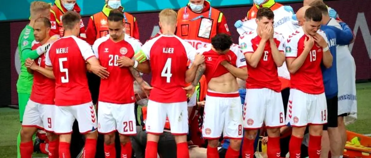 Europei, la foto del dramma che resterà nella storia: i compagni di Eriksen gli fanno scudo