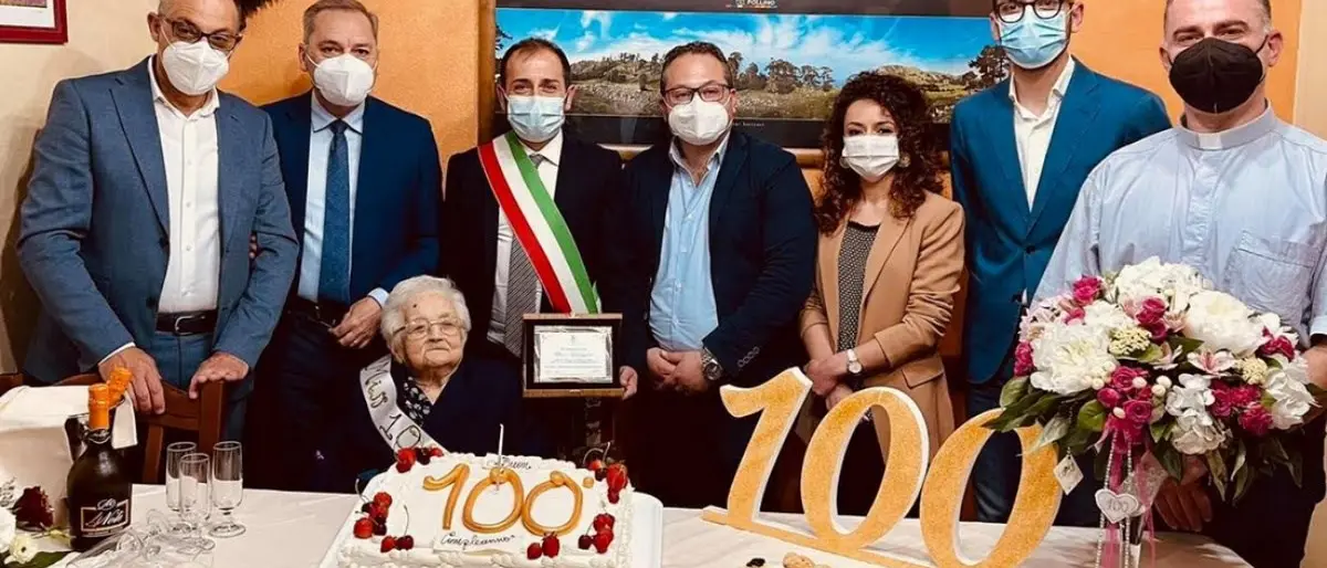 Dalla guerra alla pandemia, nonna Giuseppina spegne 100 candeline: Mormanno in festa