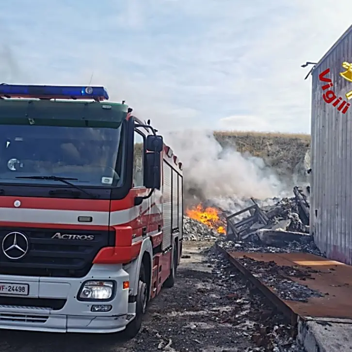 Squillace, a fuoco cumuli di rifiuti: l’incendio domato dai pompieri dopo ore