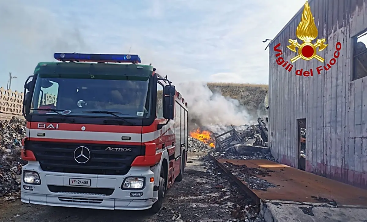 Squillace, a fuoco cumuli di rifiuti: l’incendio domato dai pompieri dopo ore