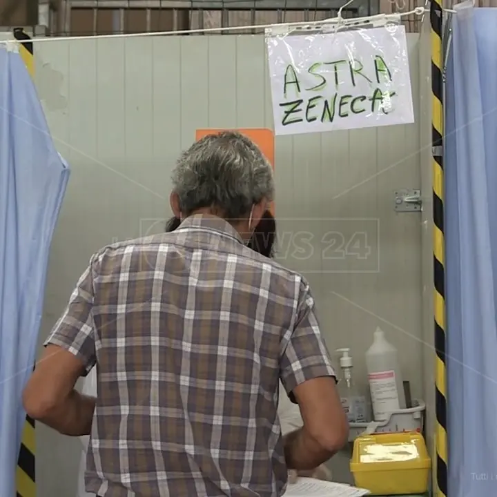 Per il caos vaccini ora anche gli over 60 rifiutano AstraZeneca, medici tra due fuochi: «Che facciamo?»