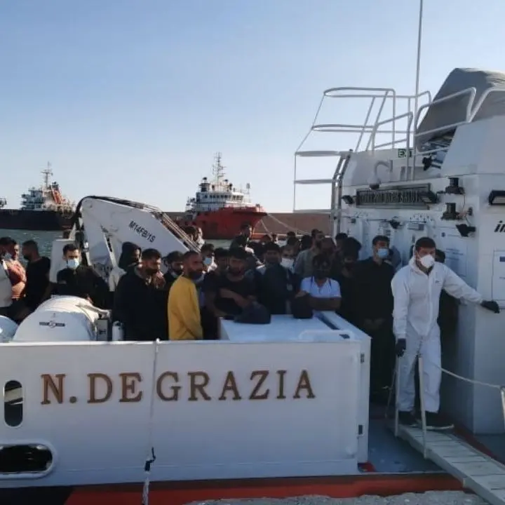 Crotone, 127 migranti sbarcati al porto: tra loro donne e tanti bimbi anche non accompagnati