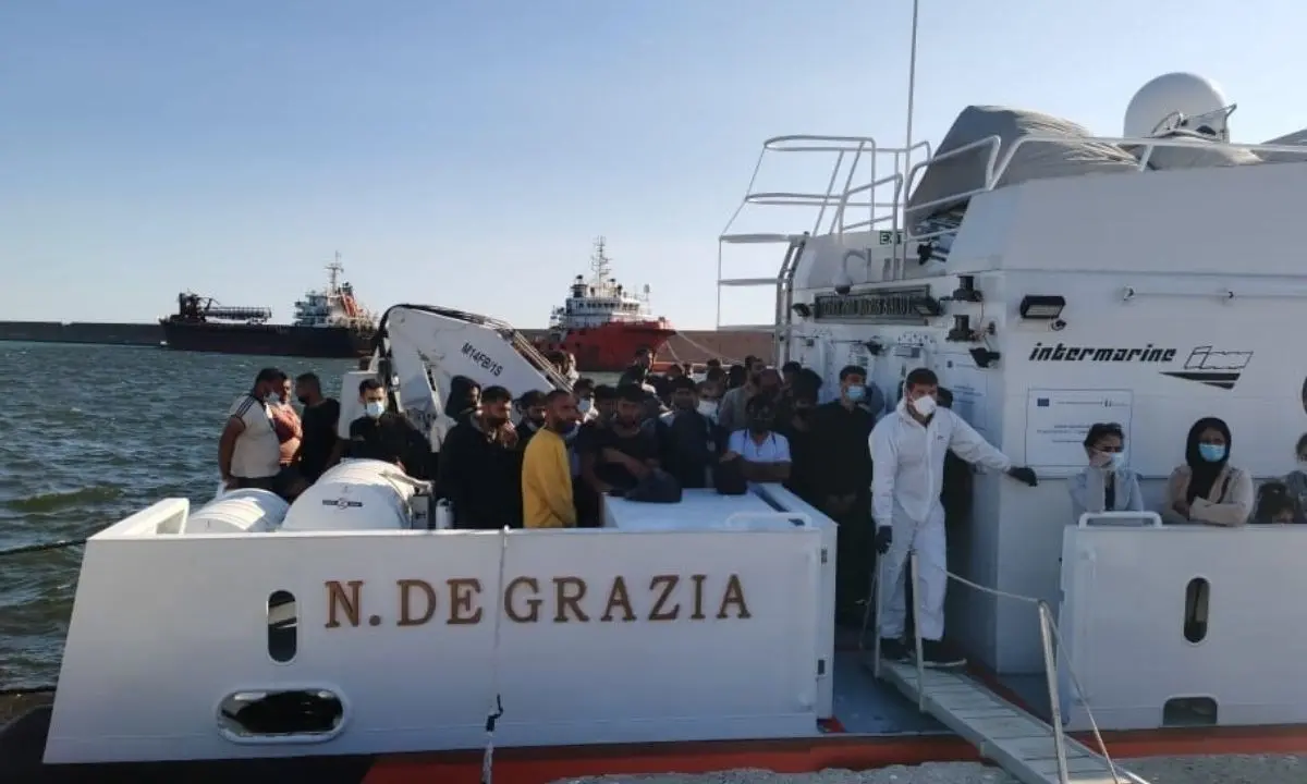 Crotone, 127 migranti sbarcati al porto: tra loro donne e tanti bimbi anche non accompagnati