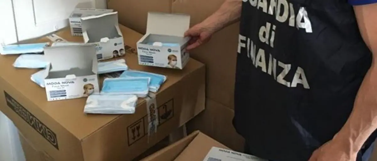 Crotone, sequestrate 100mila mascherine chirurgiche non a norma