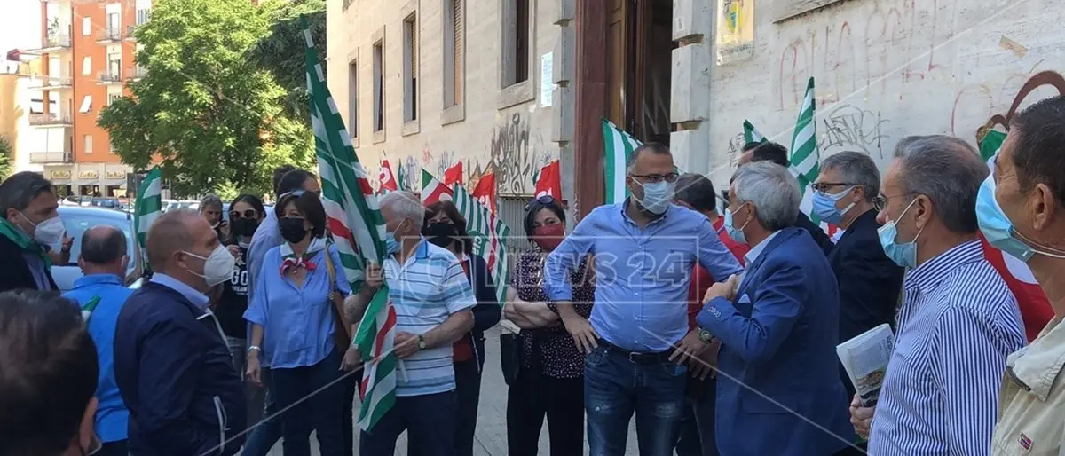 A Longobucco manca la guardia medica, protesta davanti all'Asp: «Non siamo cittadini di serie B»