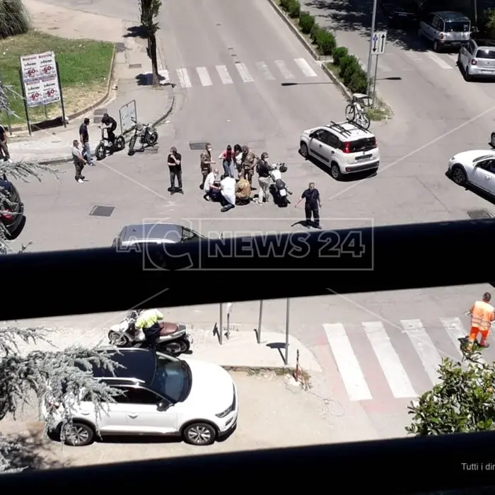 Incidente in centro a Cosenza: ferito un giovane centauro