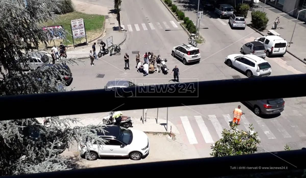 Incidente in centro a Cosenza: ferito un giovane centauro