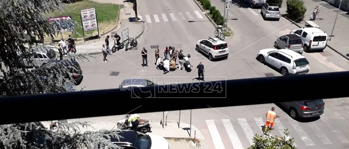 Incidente in centro a Cosenza: ferito un giovane centauro