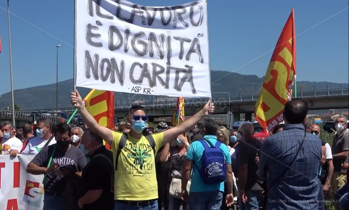 Tirocinanti in protesta a Lamezia, la giornata si è conclusa con un nulla di fatto