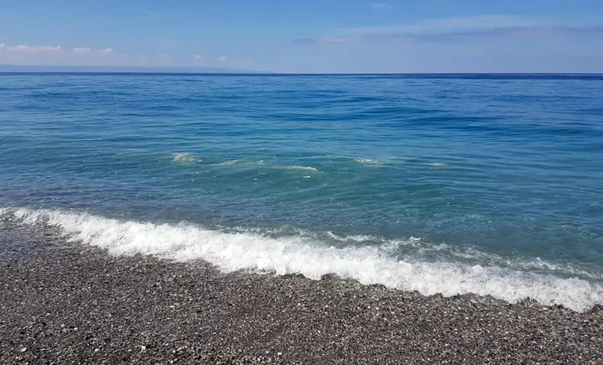 Mare sporco, a Falerna prime segnalazioni ma l'Arpacal rassicura: «Nessuna criticità»