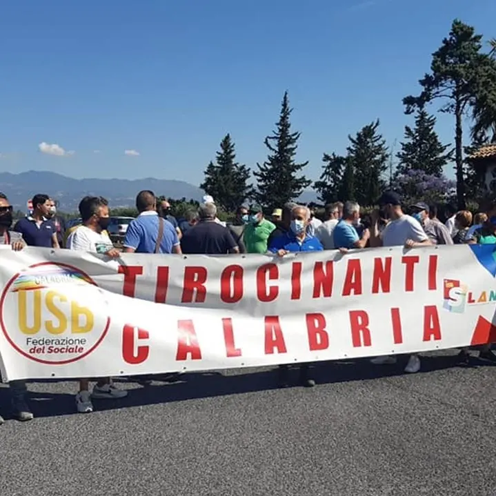 Tirocinanti Calabria, nuova protesta: bloccato svincolo della 106 all'altezza di Sibari