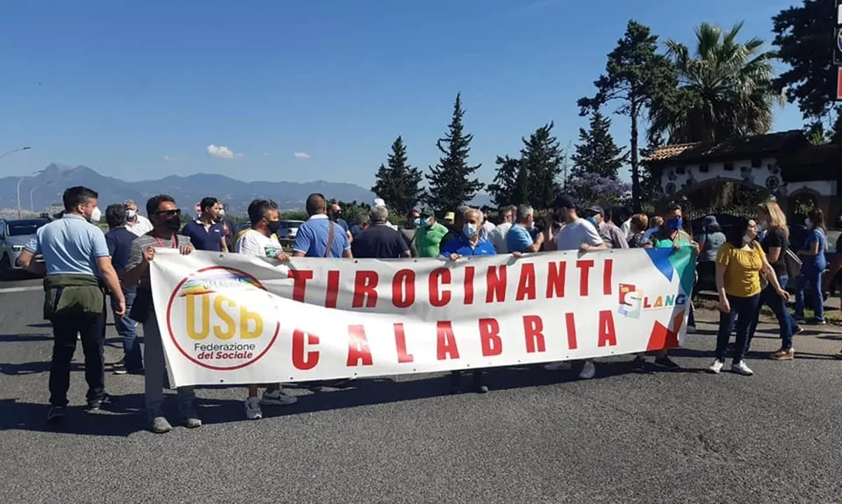 Tirocinanti Calabria, nuova protesta: bloccato svincolo della 106 all'altezza di Sibari