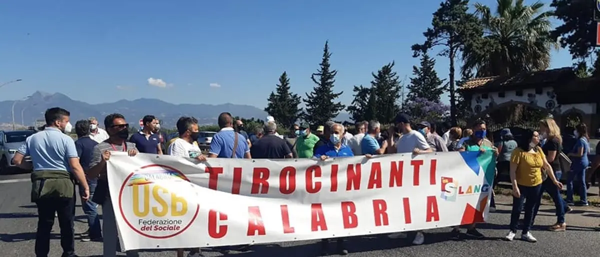 Tirocinanti Calabria, nuova protesta: bloccato svincolo della 106 all'altezza di Sibari