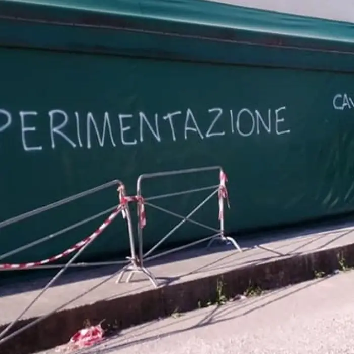 «Siete cavie», i No vax imbrattano di scritte e slogan il centro vaccinale di Paola