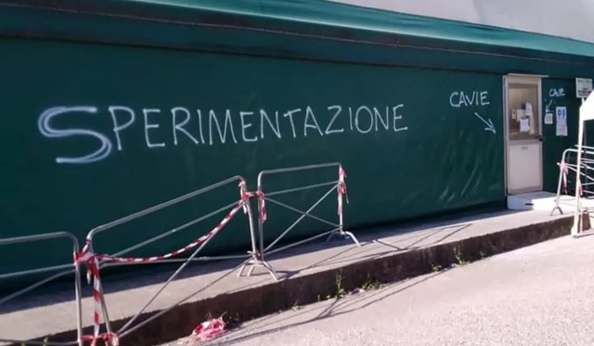 «Siete cavie», i No vax imbrattano di scritte e slogan il centro vaccinale di Paola