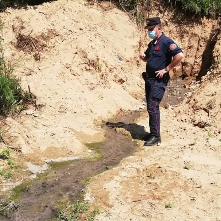 Acri, scarichi fognari sull'argine del fiume Duglia: scattano due denunce