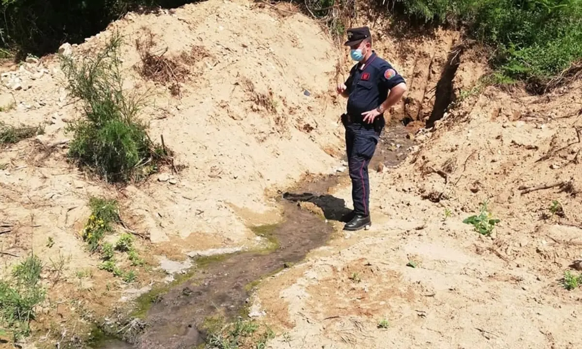 Acri, scarichi fognari sull'argine del fiume Duglia: scattano due denunce