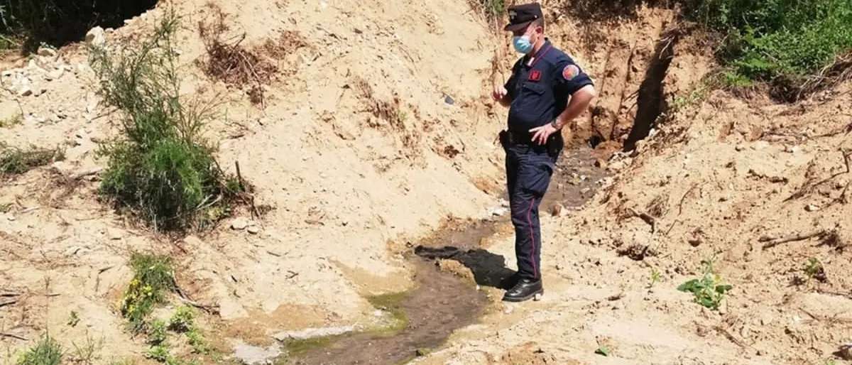 Acri, scarichi fognari sull'argine del fiume Duglia: scattano due denunce