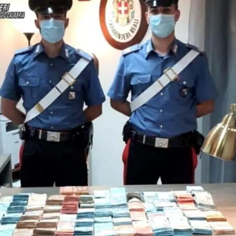 Rizziconi, nasconde 198mila euro e un’arma in auto: arrestato 36enne