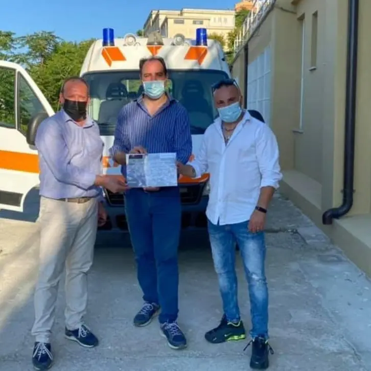 Maida, emigrati donano alla comunità una ambulanza. Il sindaco: «Gesto d'amore»