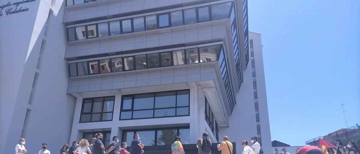 Reggio Calabria, duecento tirocinanti in protesta davanti al Consiglio regionale