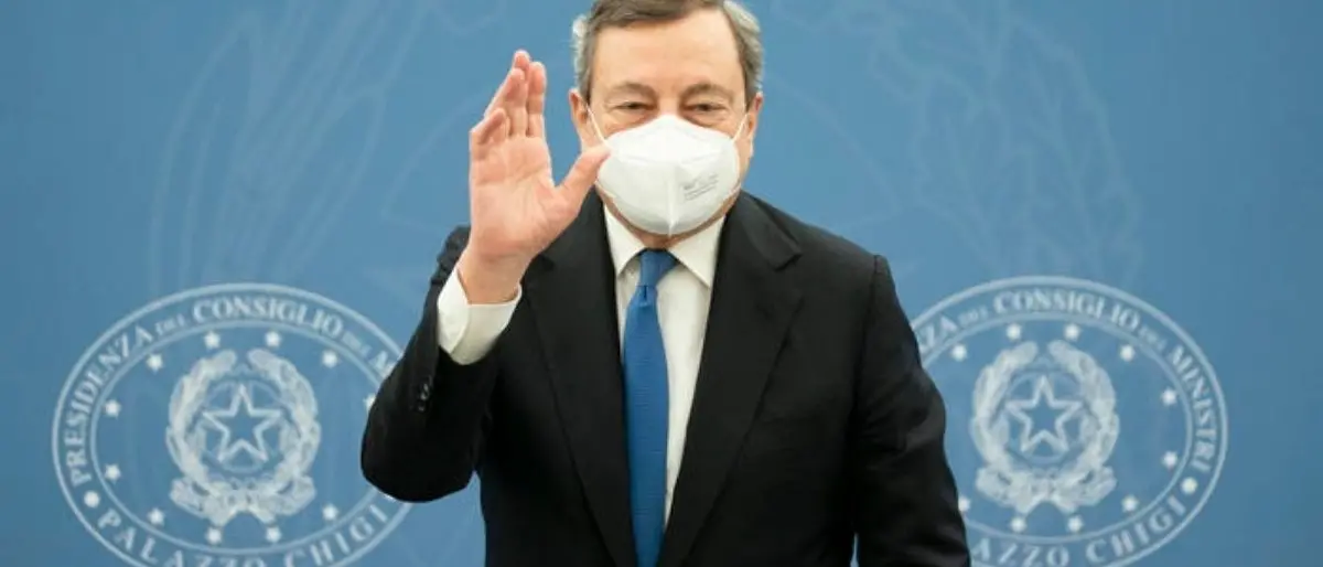 AstraZeneca e seconda dose, Draghi: «Vaccinazione eterologa funziona, io sono prenotato martedì»