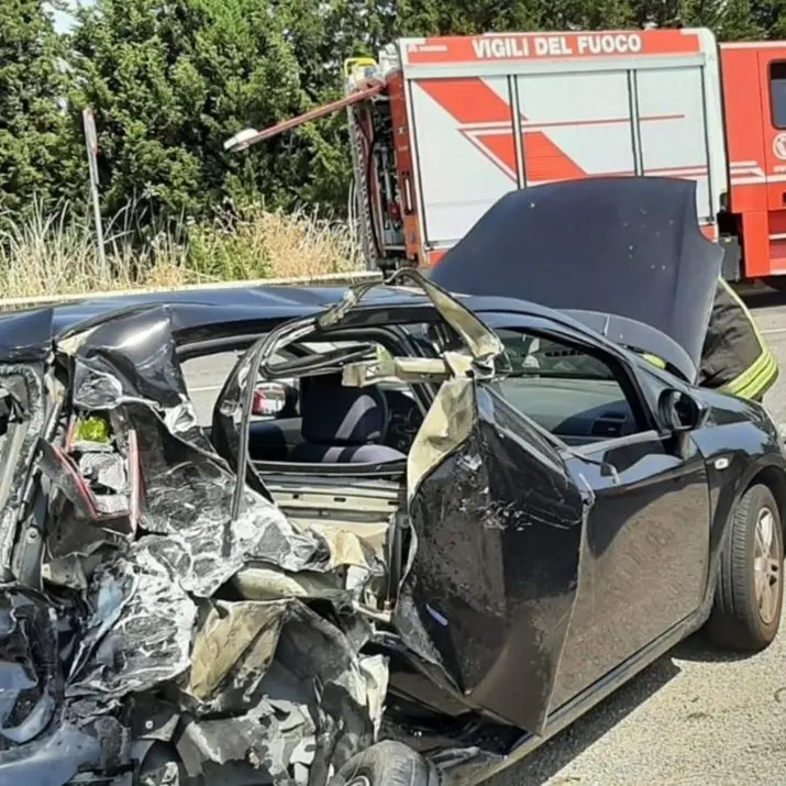 Incidente sulla statale 106 a Simeri Mare, scontro tra un furgone e un'auto: due feriti