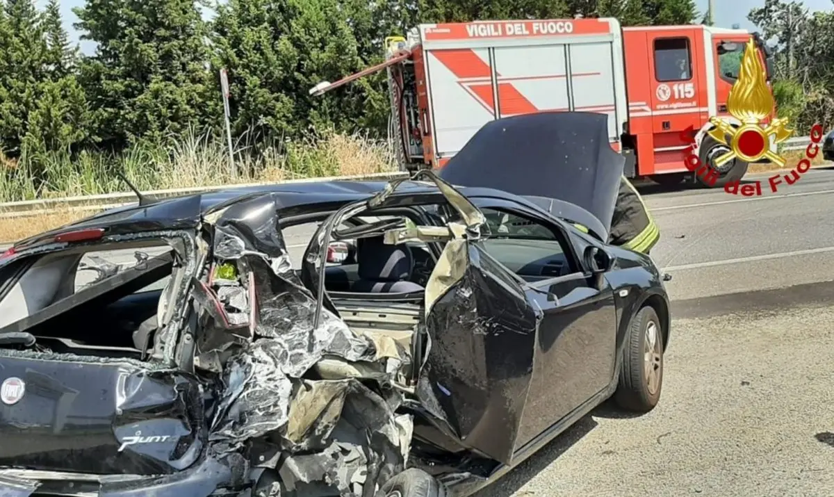 Incidente sulla statale 106 a Simeri Mare, scontro tra un furgone e un'auto: due feriti