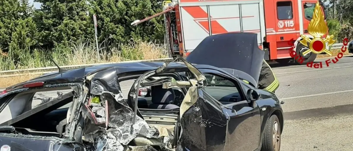 Incidente sulla statale 106 a Simeri Mare, scontro tra un furgone e un'auto: due feriti