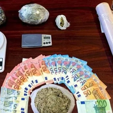 Monasterace, beccati mentre vendono marijuana in casa: arrestati quattro giovani