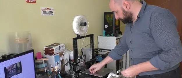 Dispositivi di protezione stampati in 3D nel catanzarese: l'artigiano digitale