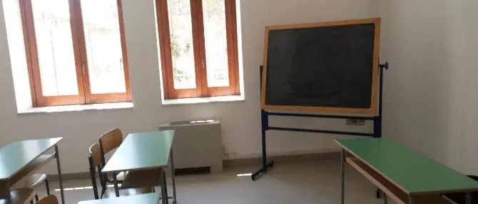 Scuola, il ministro: «A settembre metà studenti in classe e metà online»