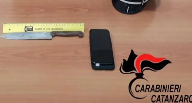 Rapina a Catanzaro, punta un coltello per un cellulare e 25 euro: arrestato