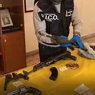 Droga e armi, anche la ‘ndrangheta riforniva le cosche siciliane: 25 arresti a Catania