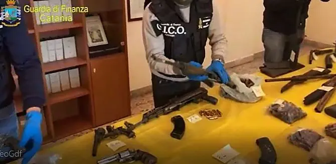 Droga e armi, anche la ‘ndrangheta riforniva le cosche siciliane: 25 arresti a Catania